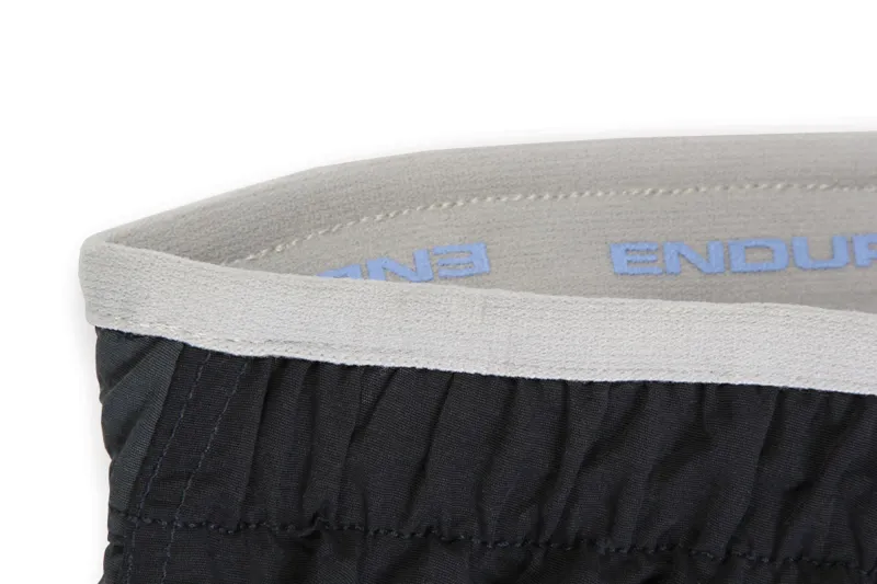 Endura Women's Firefly Short in Anthracite Size L-2