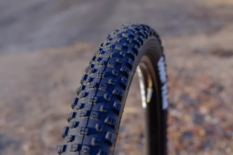 Goodyear Escape Ultimate Tubeless Complete MTB Tyre 29 x 2.35 in Tan/Black-2