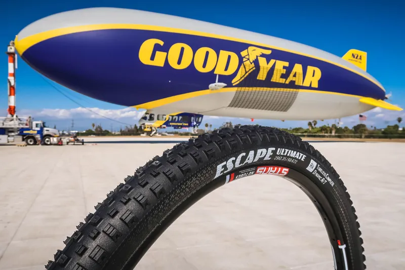 Goodyear Escape Ultimate Tubeless Complete MTB Tyre 27.5 x 2.35 in Tan/Black-3
