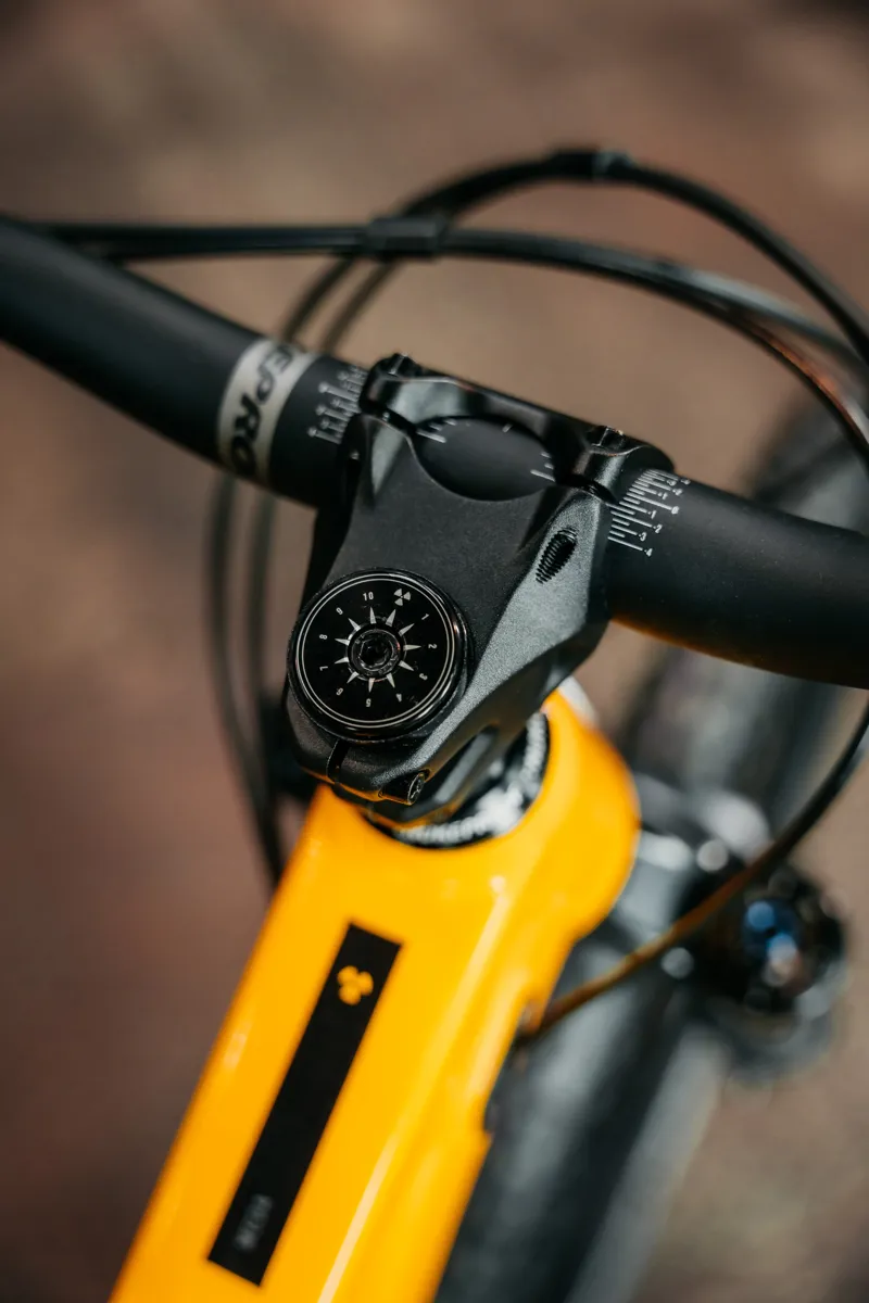 Nukeproof Mega Alloy 297/290 Mountain Bike in Yellow/Black-10