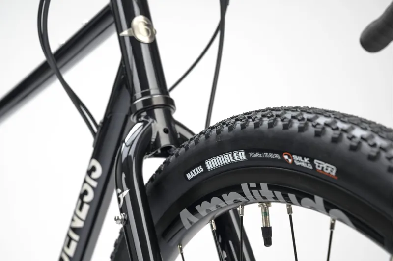 Genesis Croix De Fer 20 Gravel Bike in Burt Bachablack-5