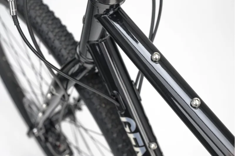 Genesis Croix De Fer 20 Gravel Bike in Burt Bachablack-9