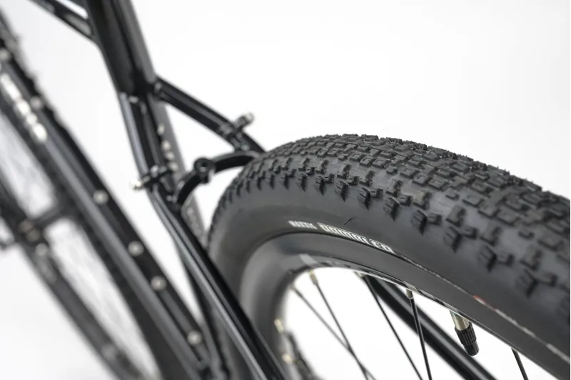 Genesis Croix De Fer 20 Gravel Bike in Burt Bachablack-12